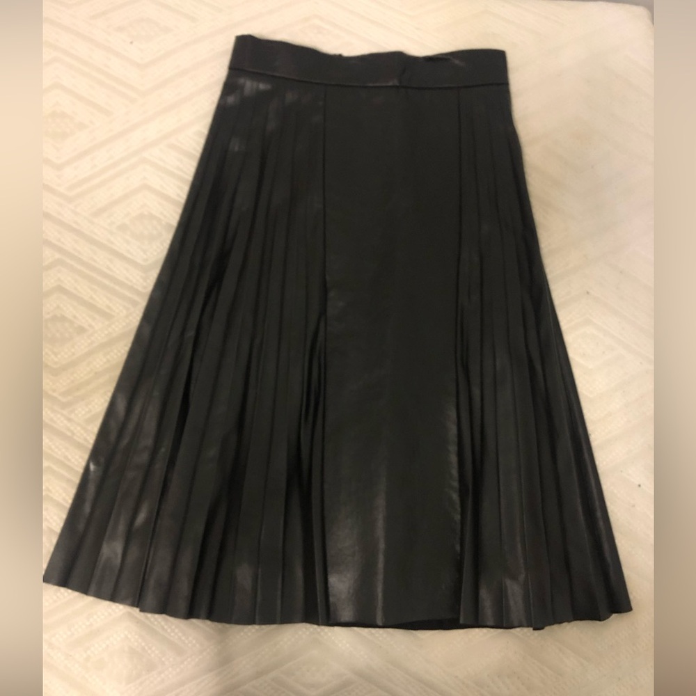NWT gorgeous black pleated leather skirt. Size 2